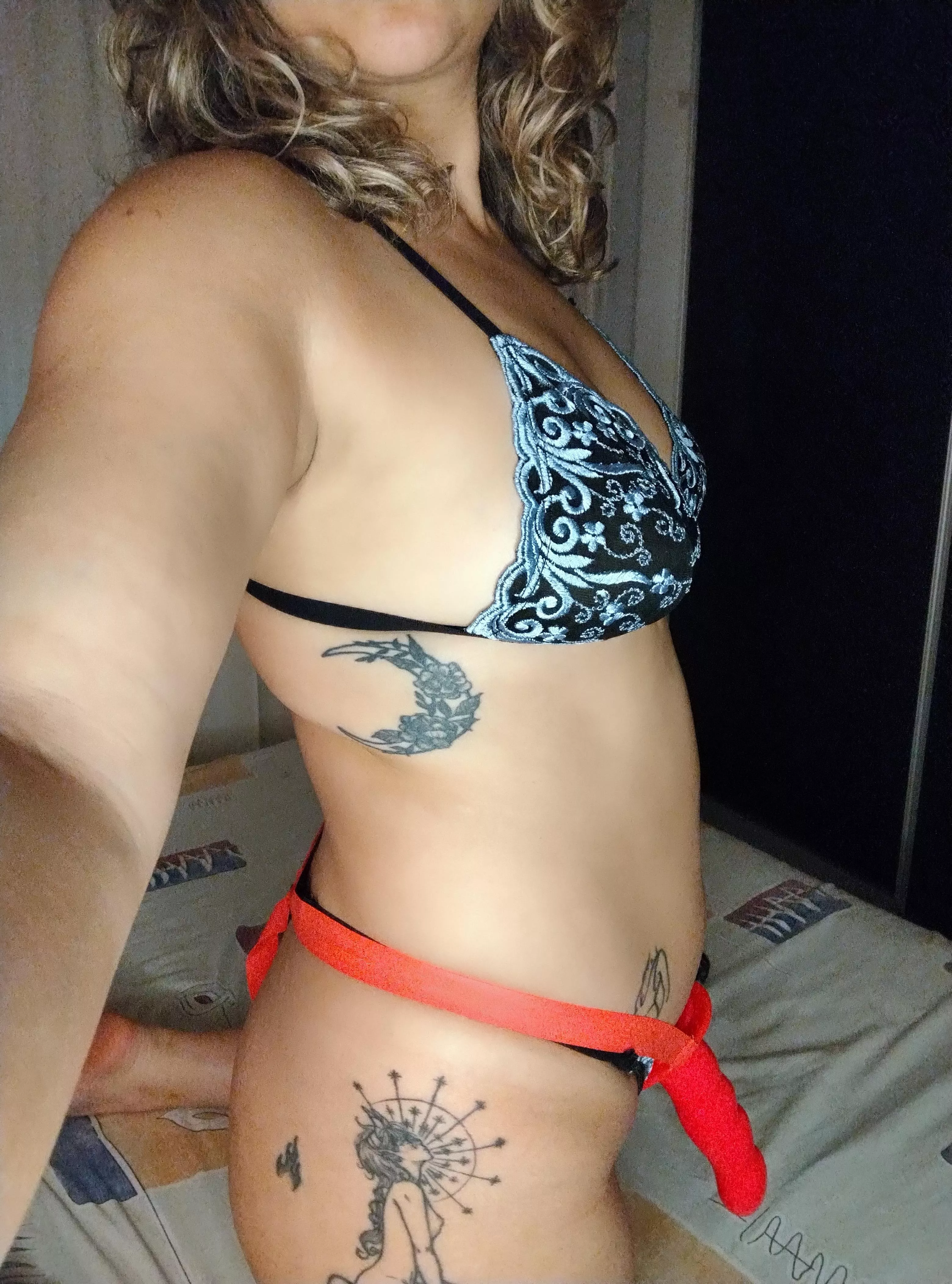 come here to lick this strapon and worship your Goddess [domme]