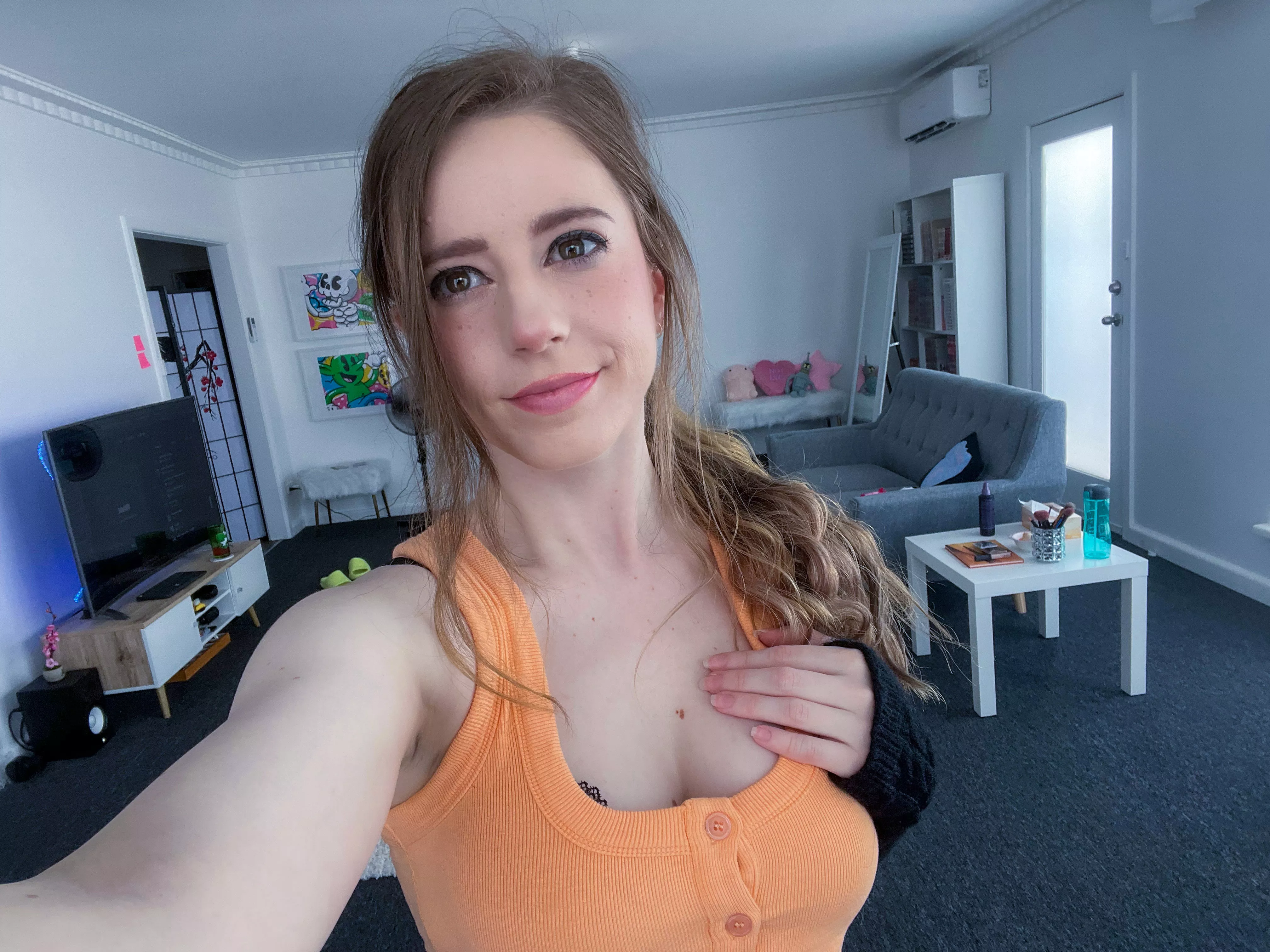 Do you like my messy hair? 😄