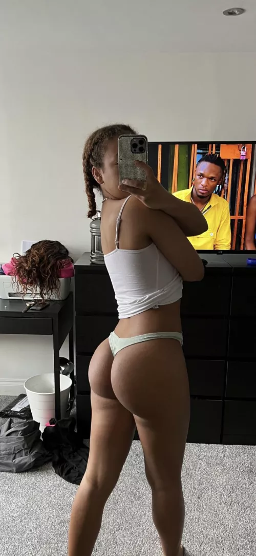 Fuck a bbl I love my lil booty lmao 😂