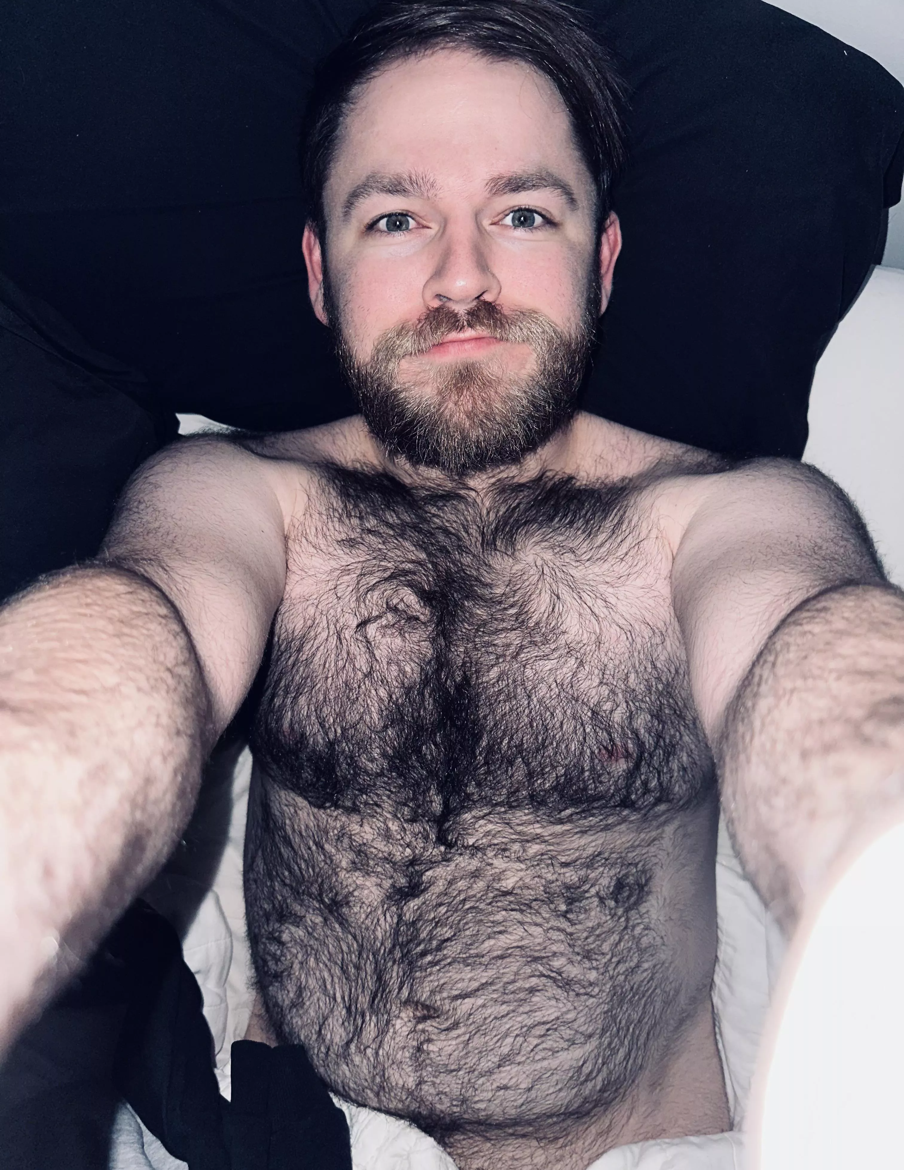 Happy Friday gaybros! Someone get in here and cuddle! 😌