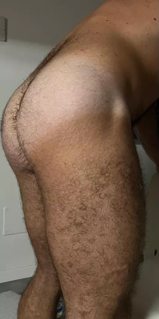 Hi everyone, this is me from my back, what would you do to me? Any ideas? 😈