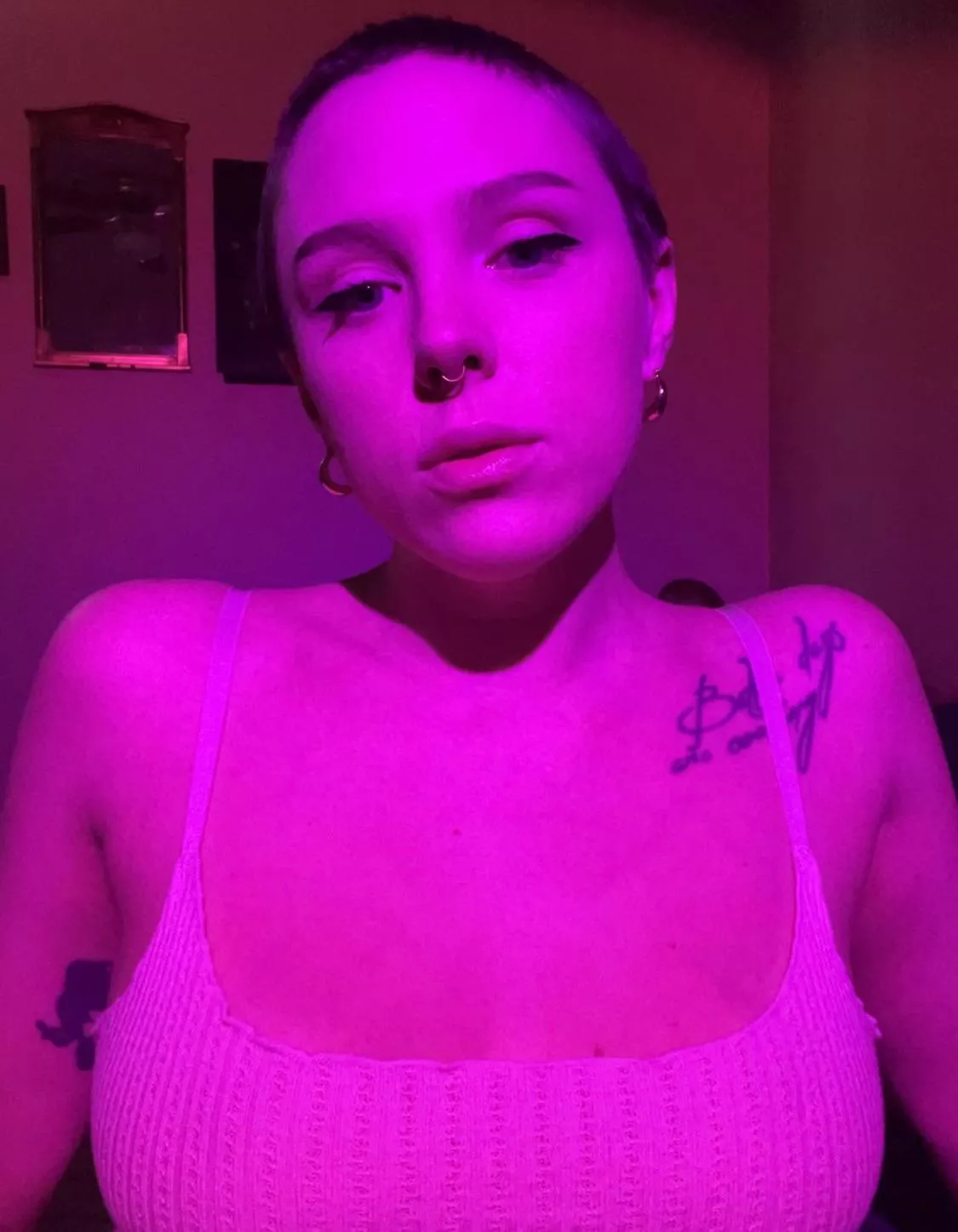 I need more naked photos with my short hair I guess 😏