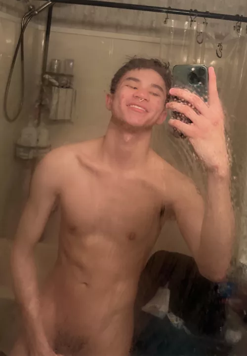 I need someone to kiss on my abs <3