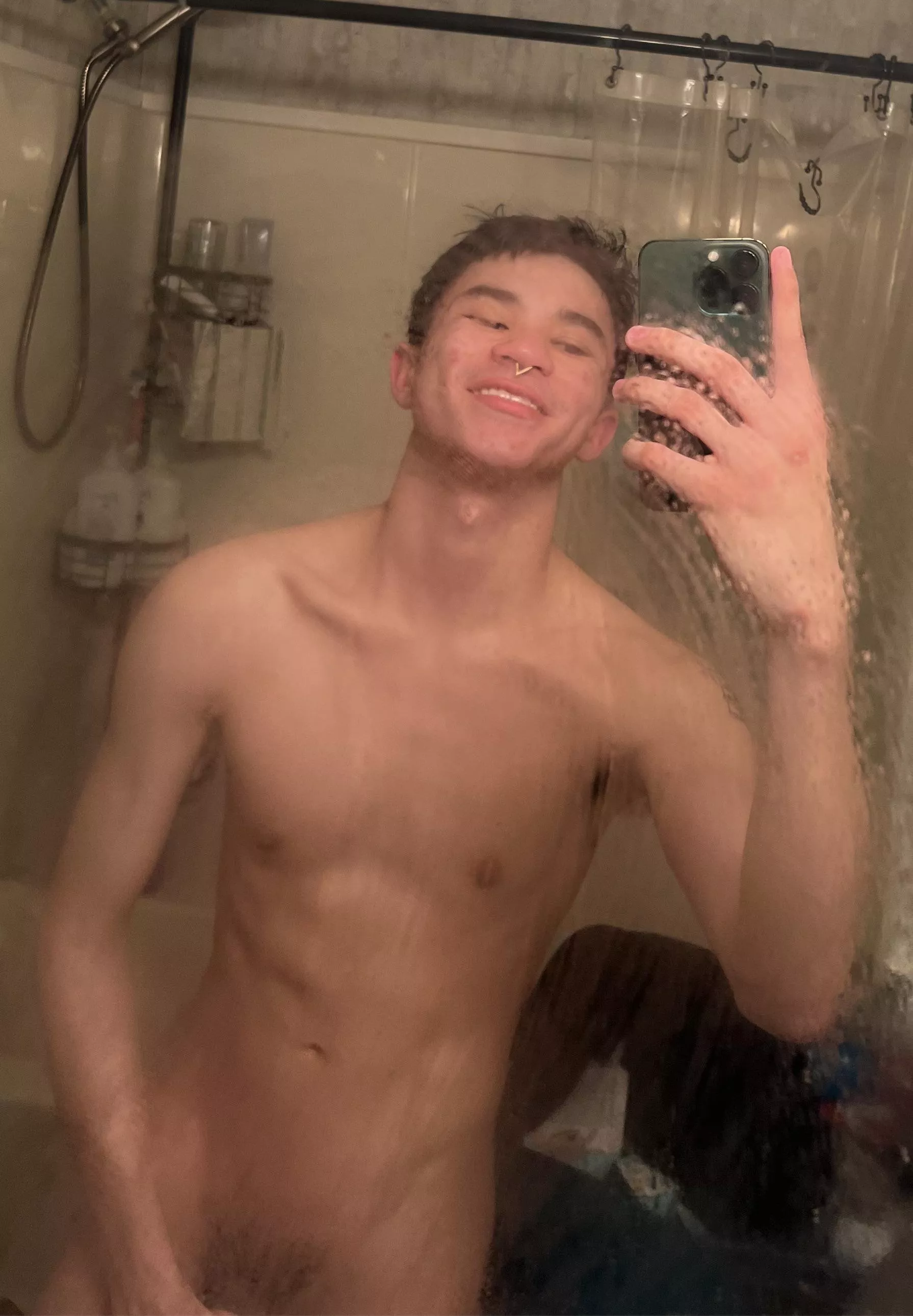 I need someone to kiss on my abs <3