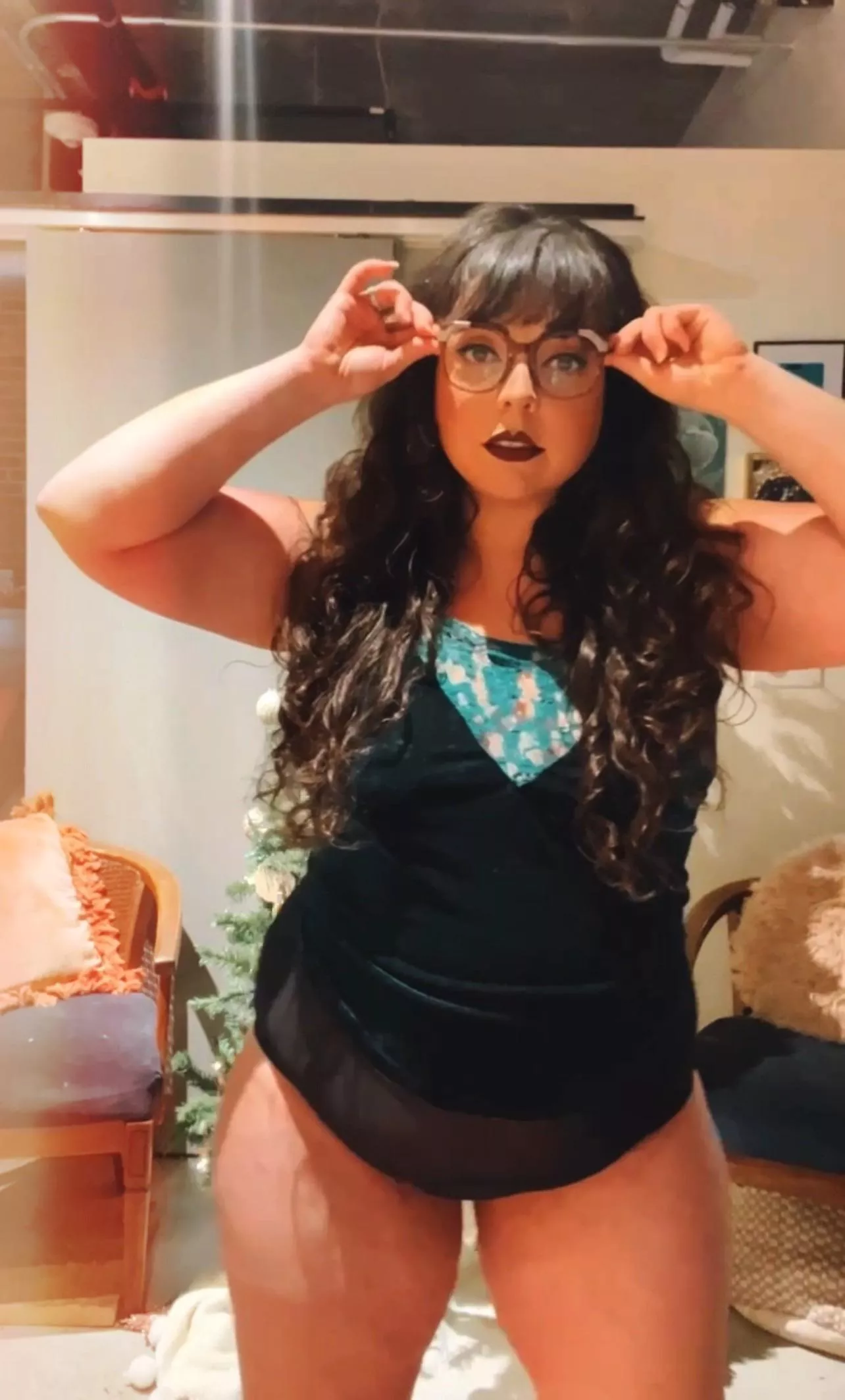 If you’re into mom bods & girls in glasses, I’m your gal 🖤