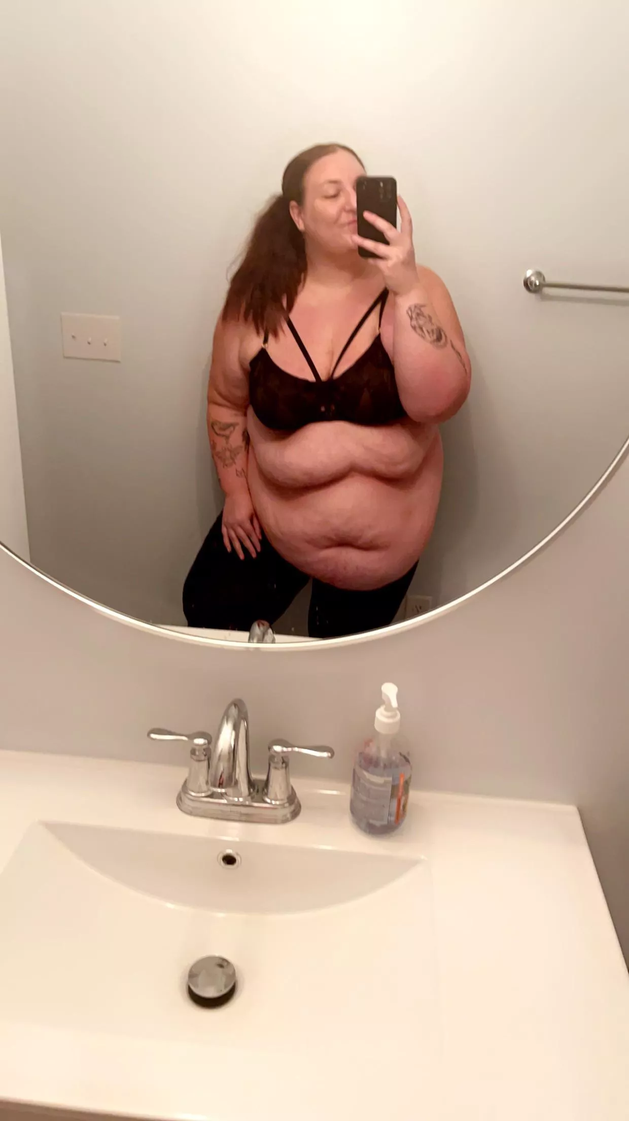 Ignore the lack of make up and gawk @ my belly plz