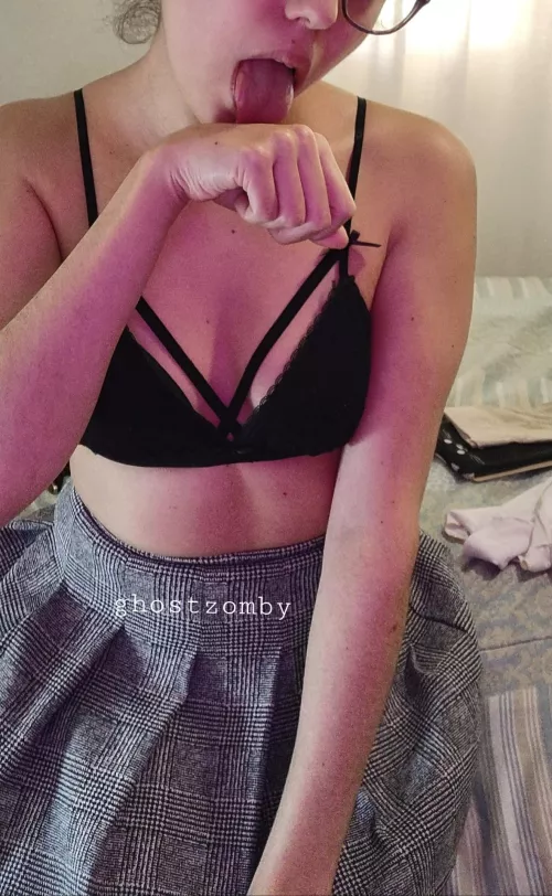 I'm a fetish girl 😇😈. I arrive so horny from school 🥵🙈🔥🔥