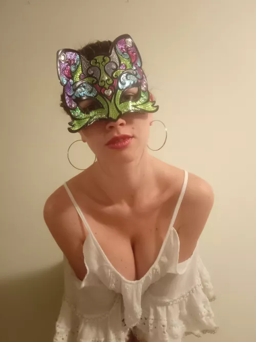 I'm all curves, ride me ...!