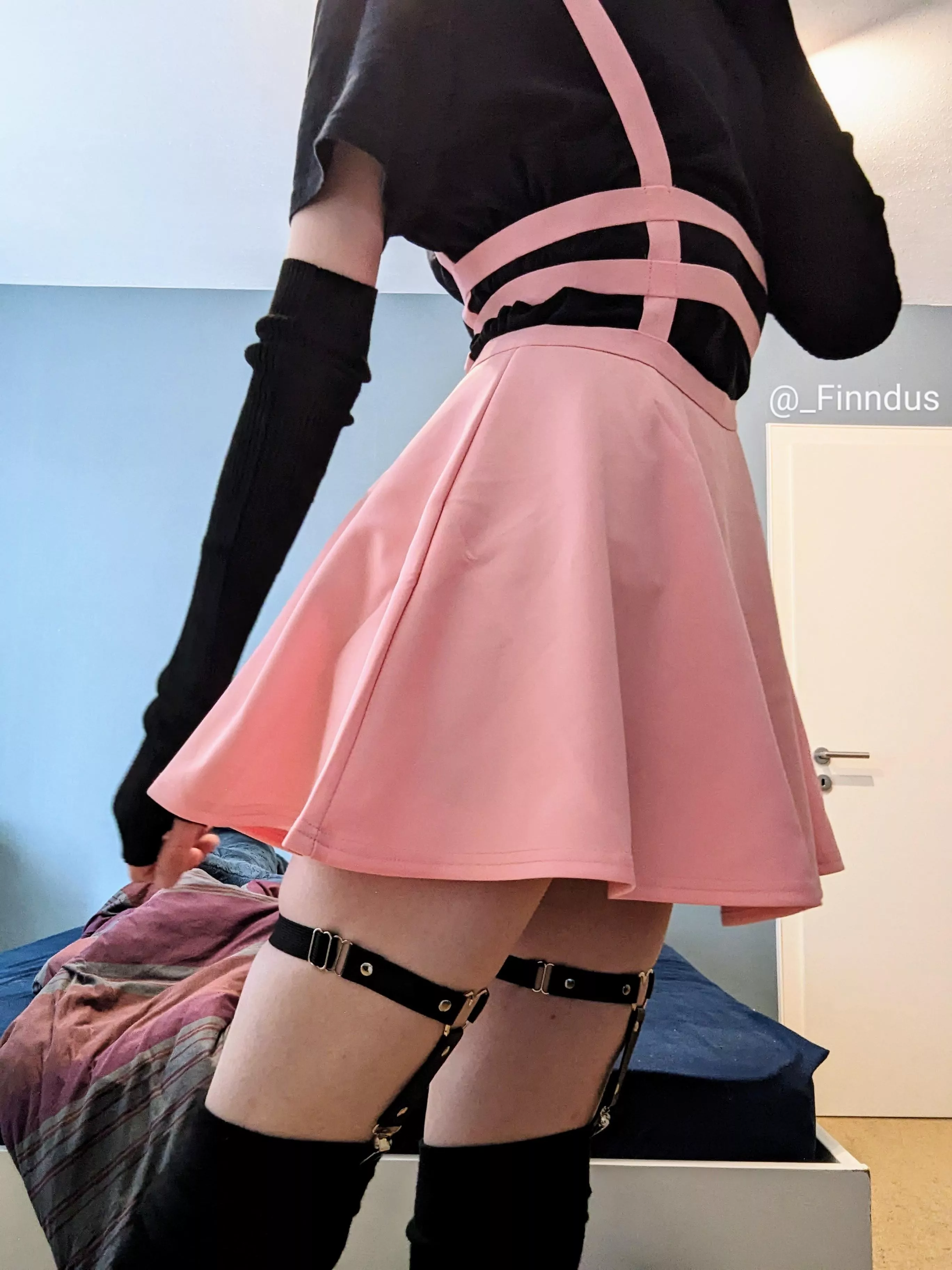 is this a huggable waist? ><