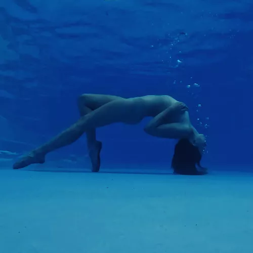 I've recently been experimenting with underwater self portraits!