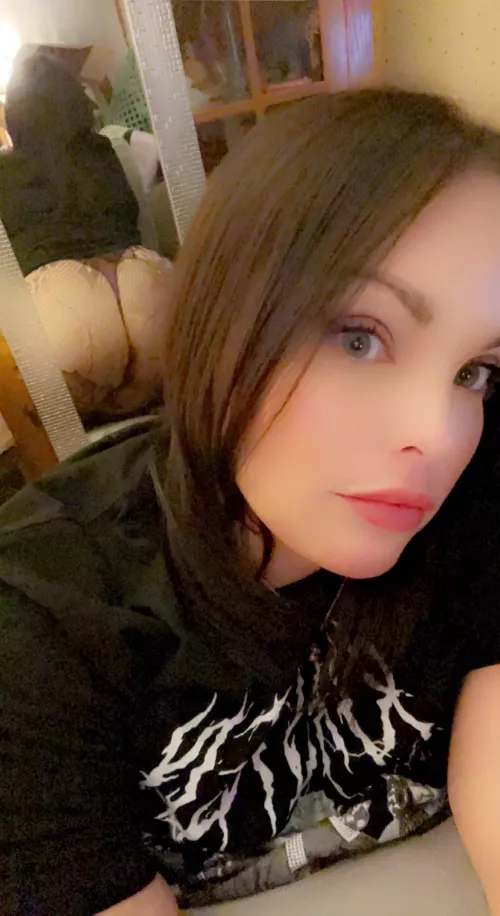 Just a lonely, chubby milf with a fat ass and plump pussy to match 😈💋💦👅