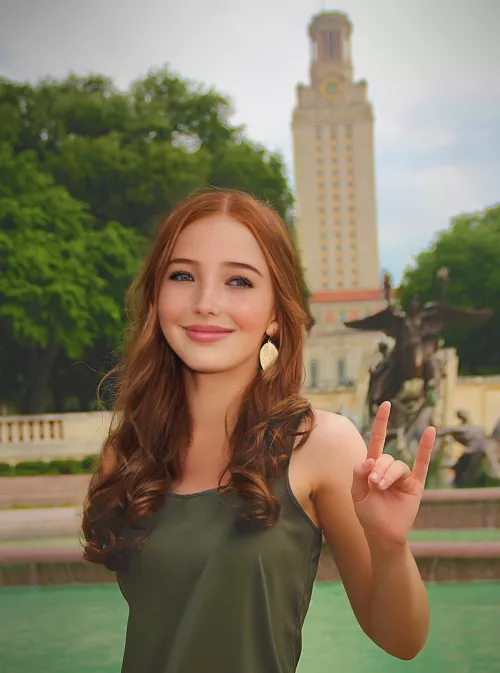 just me & my freckles on campus! 🤘 (19F)