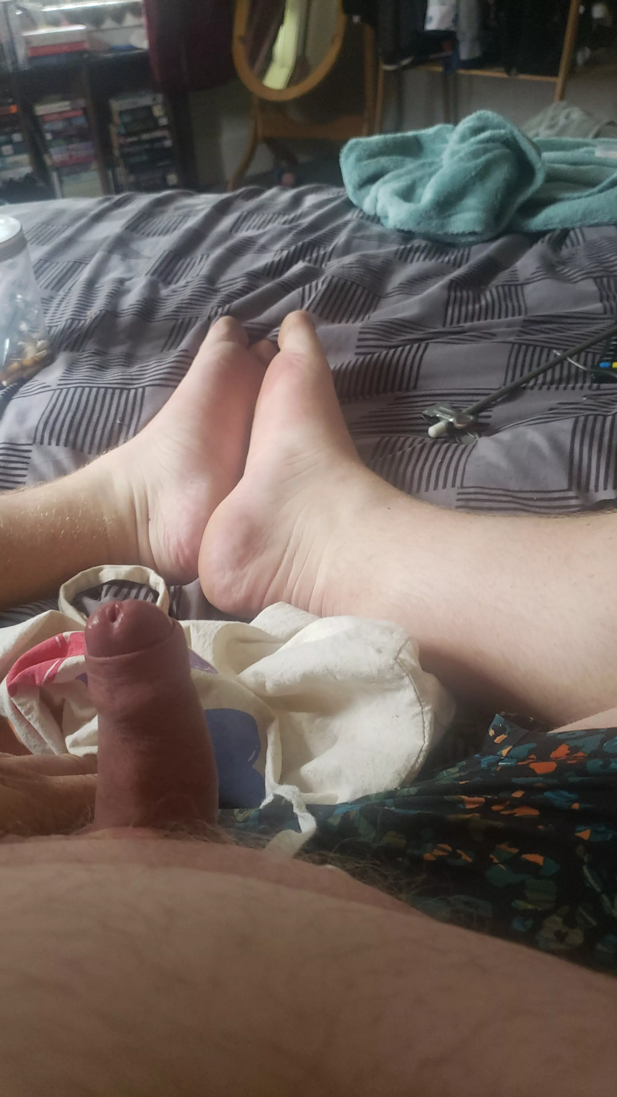 looking to jerk off and play on snap or discord, anyone down?