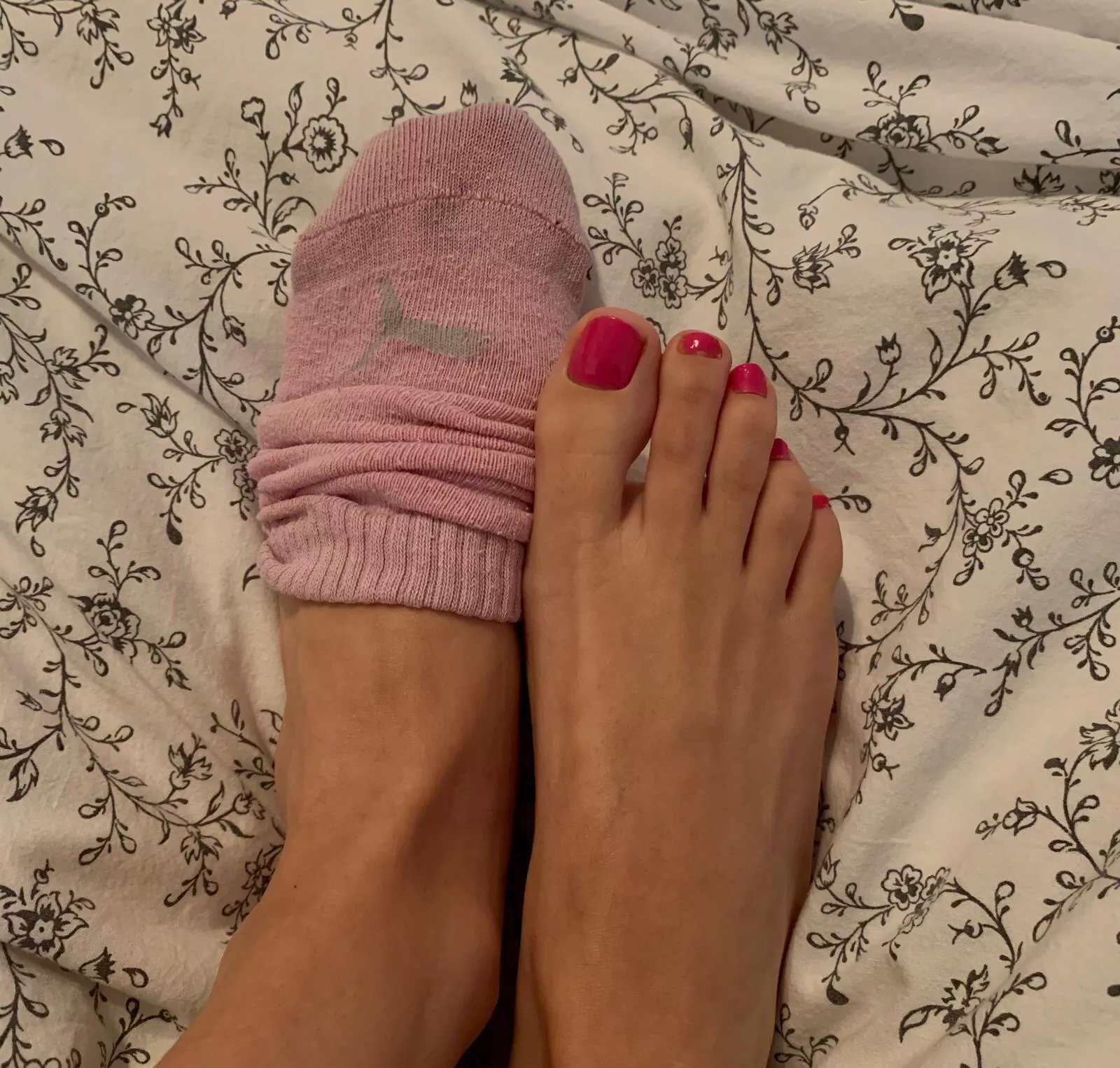 Reveal those yummy toes by taking of my old sock🤤
