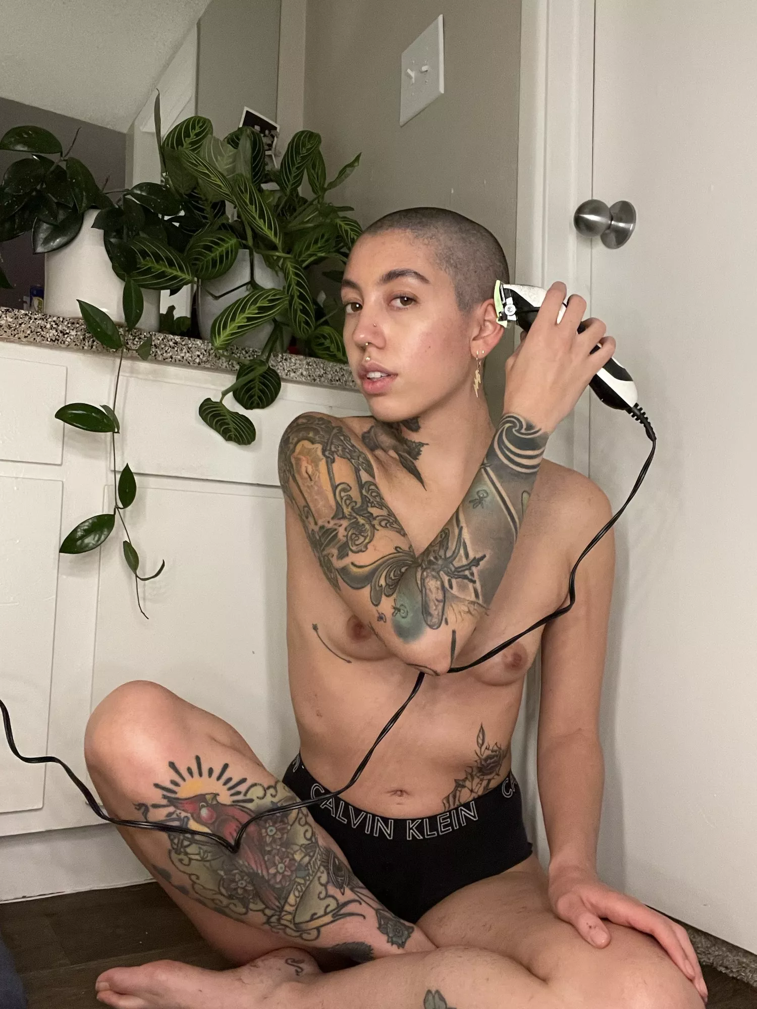 Showing off my fresh buzz for you ♥️⛓️