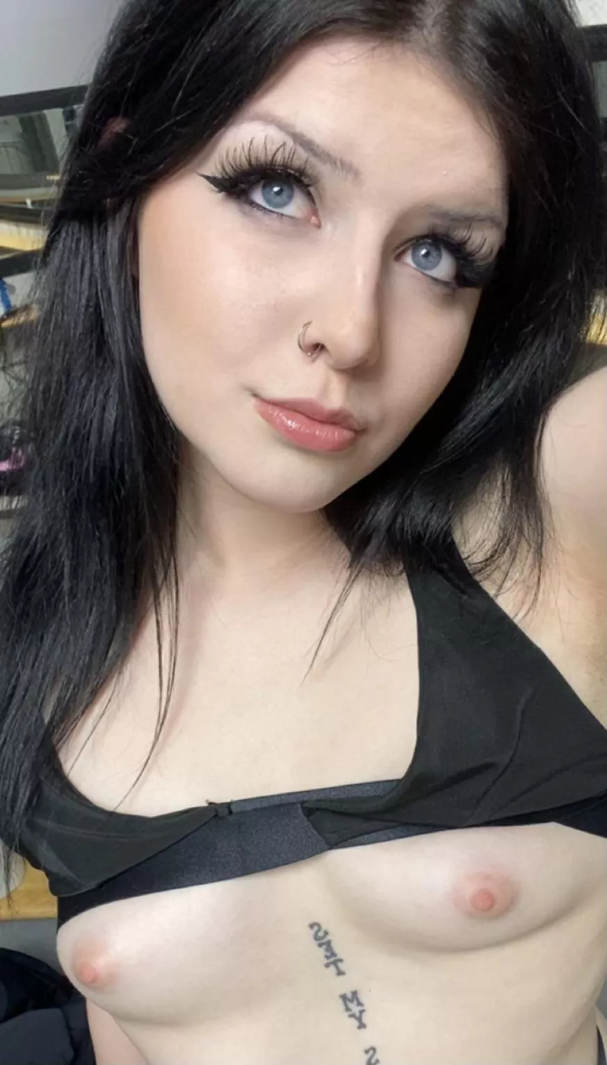 super small nipples to go with my small tits😋🖤