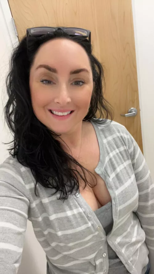 This milf is glad it’s Saturday need some sexy time wanna join me 💋