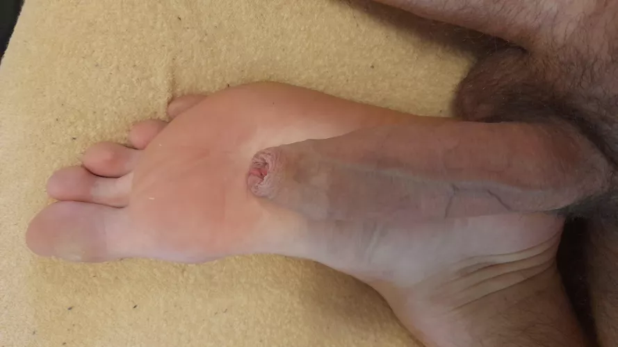 wish i could give someone a nice long footjob:)