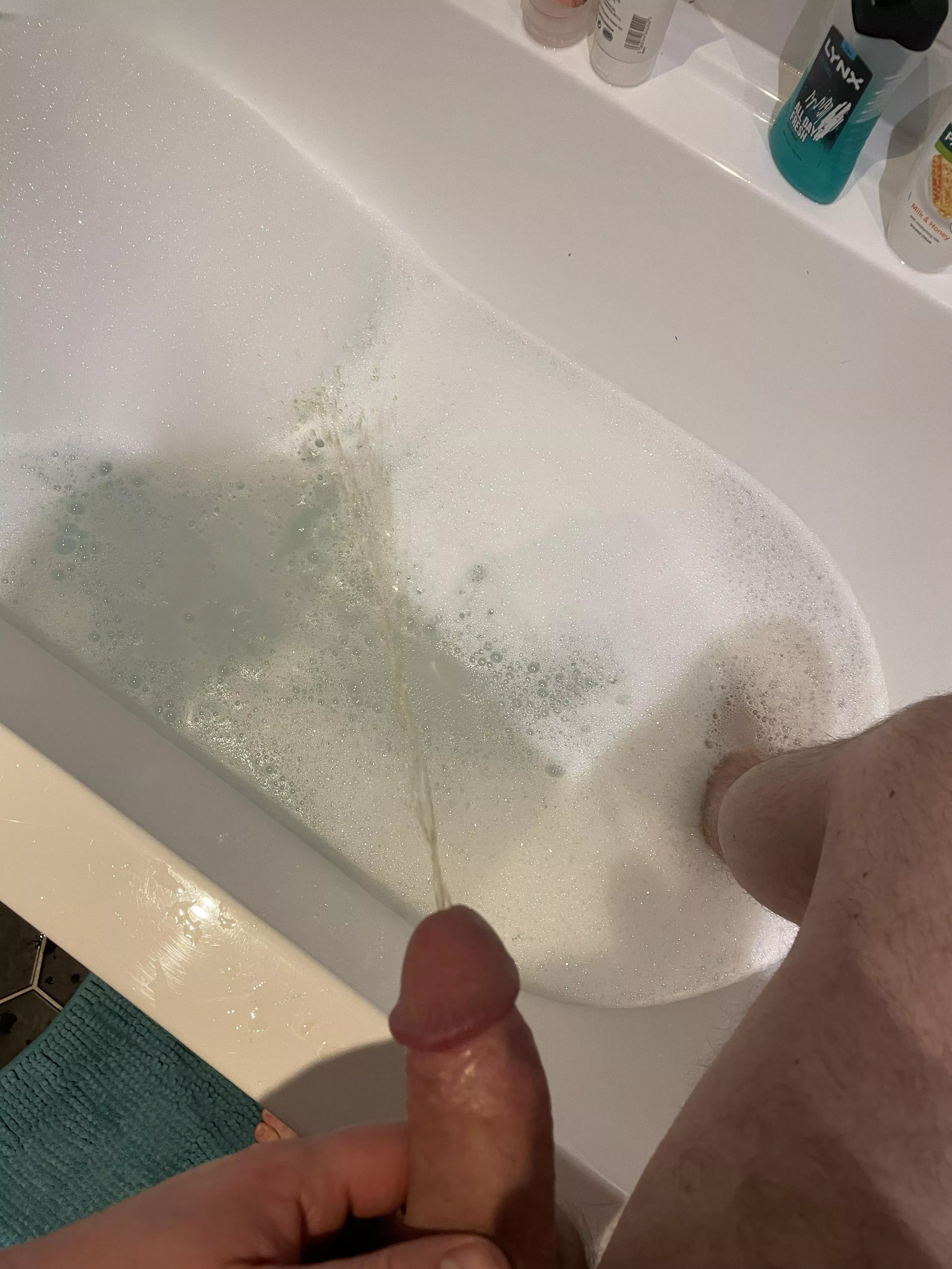 40 Bi Uk love dirty guys in to piss x hmu