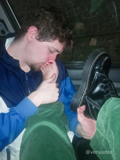 Appreciating the fragrance of feet