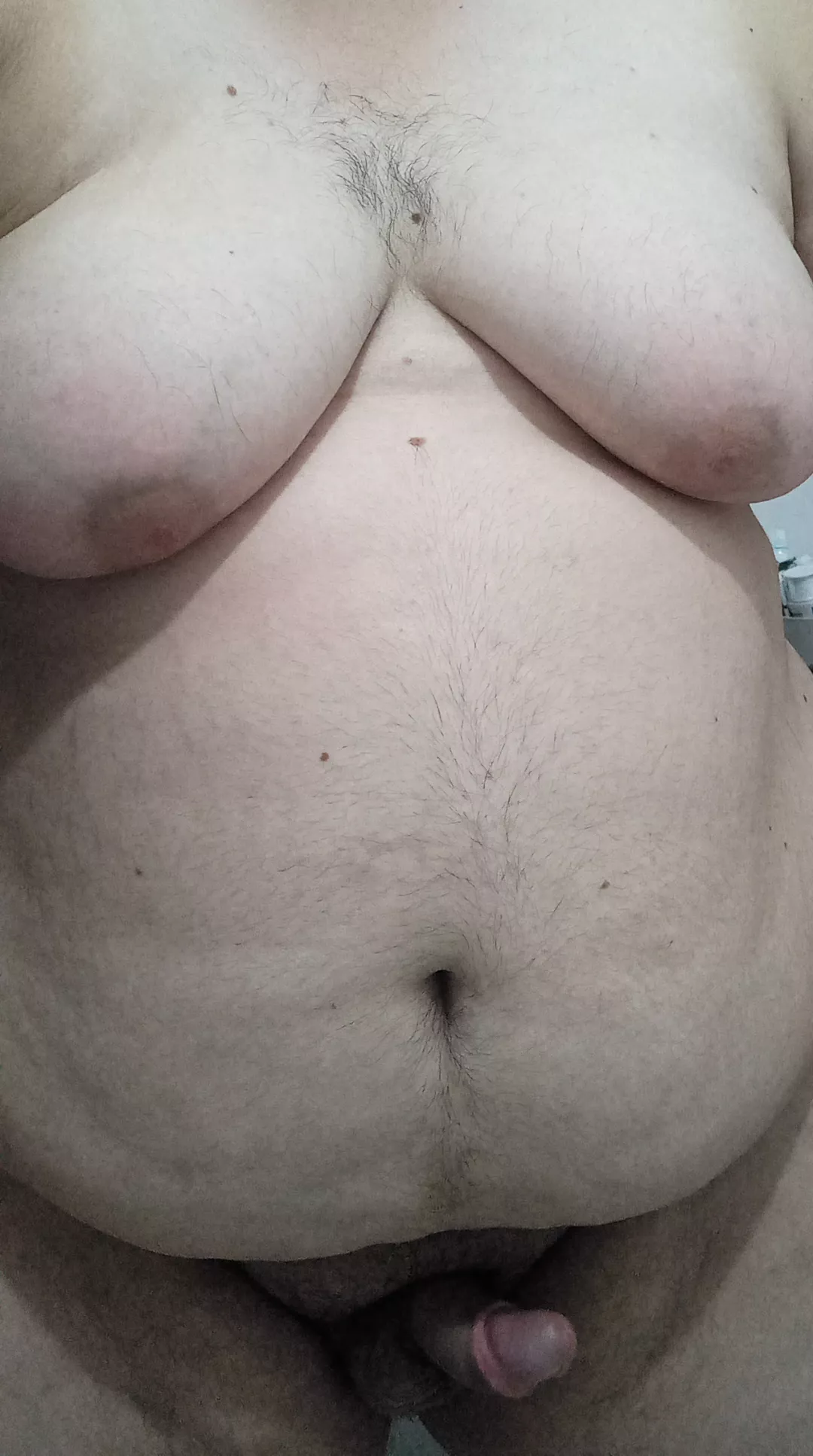Are you a girl who likes moobs and big bellys? Let me know 😊 dm open