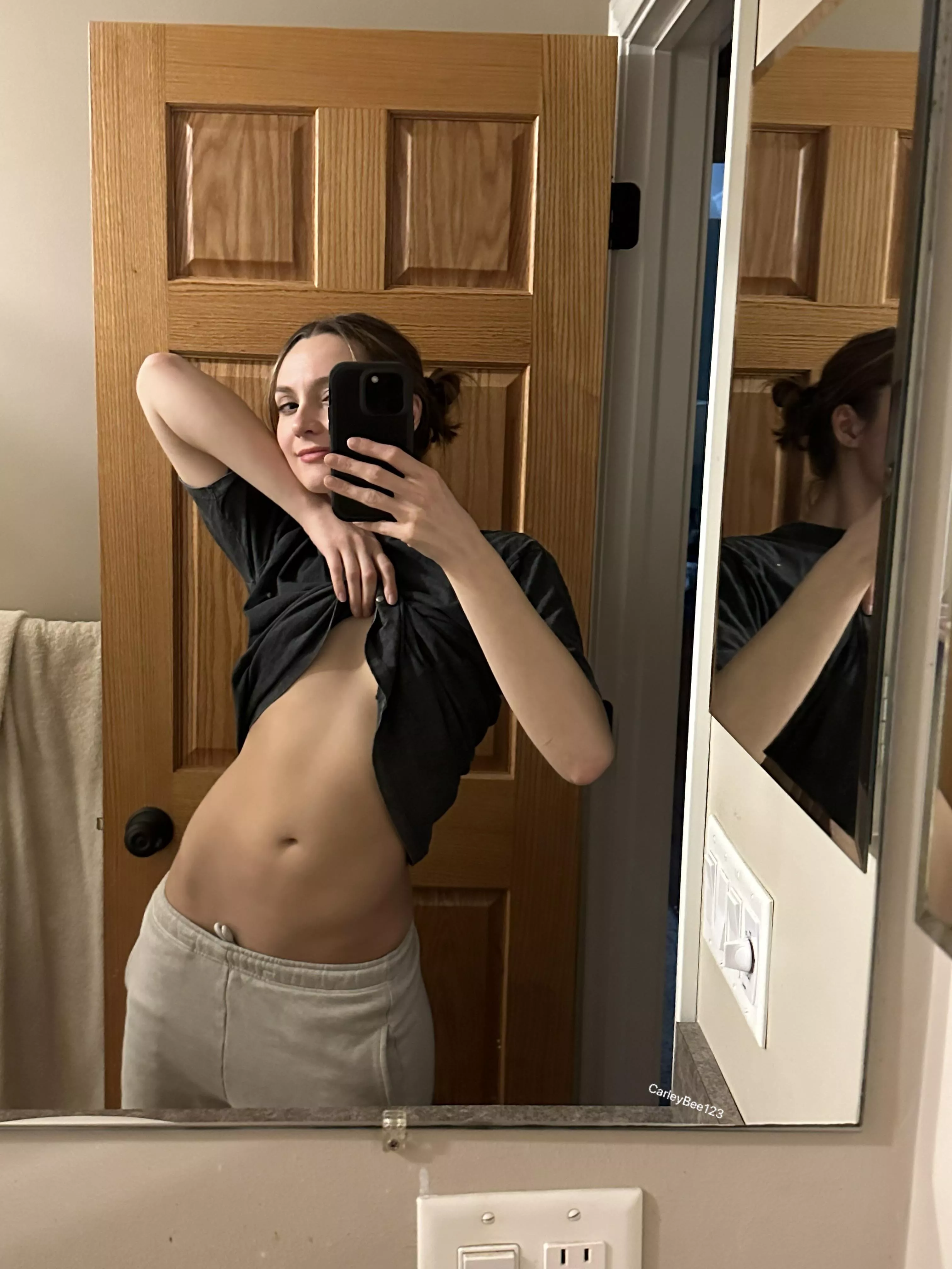 Baggy sweats and t-shirt [img]