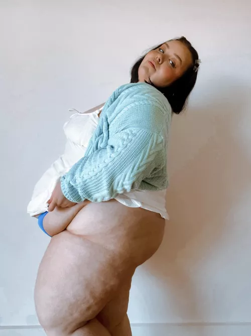 Dress is getting tight! Help me remove it? 🙊