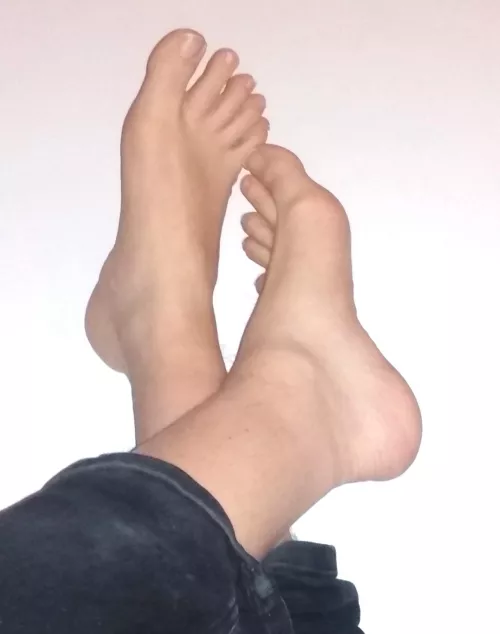 guys with ticklish feet that need ticklin