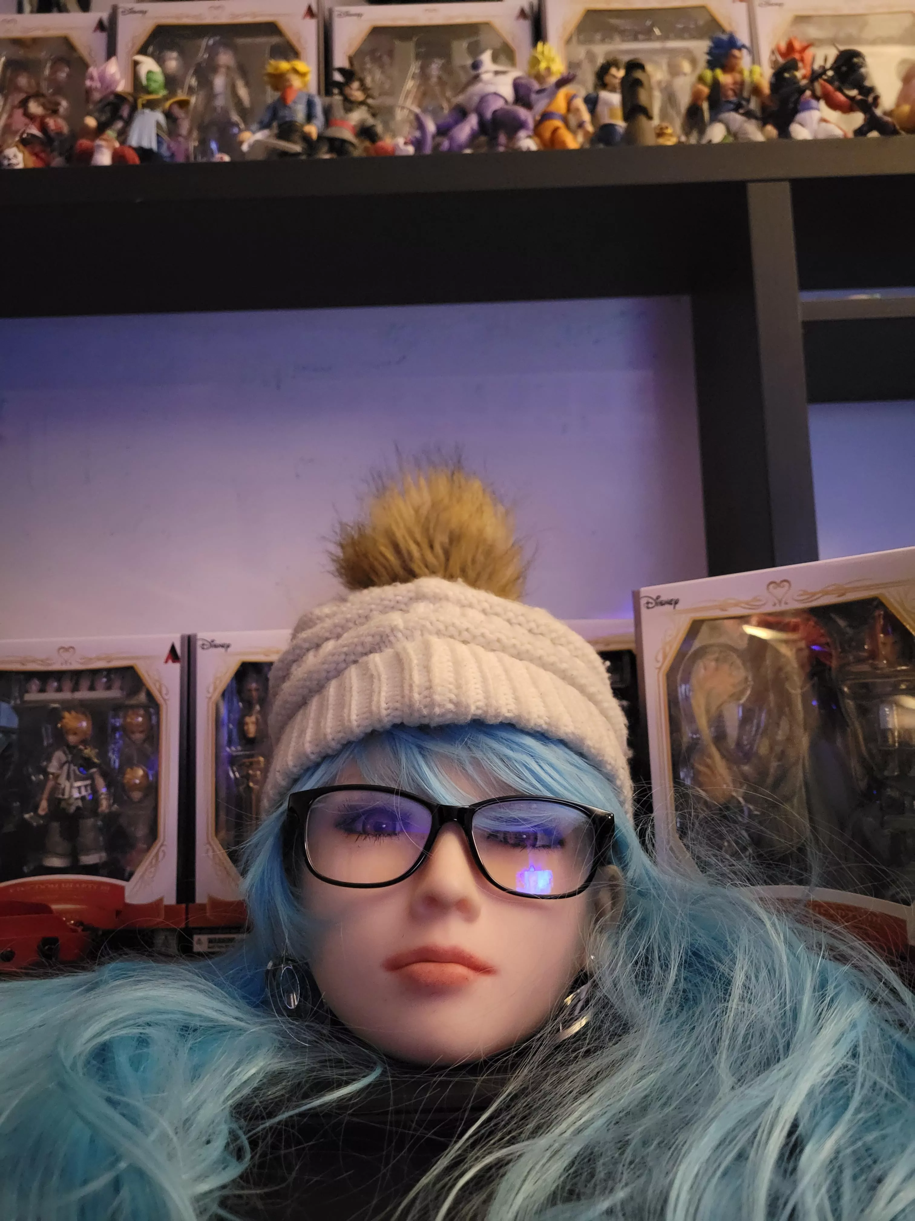 I love having her head on my desk while I wash her body lol