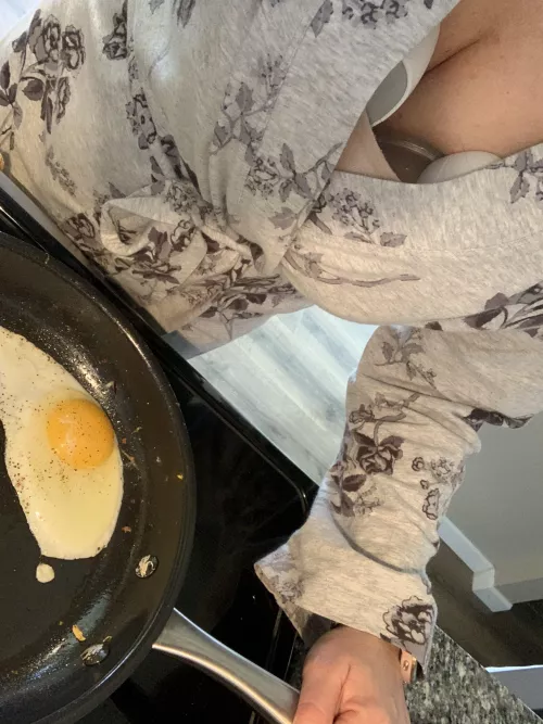 I love multitasking. Pumping and making breakfast for my man