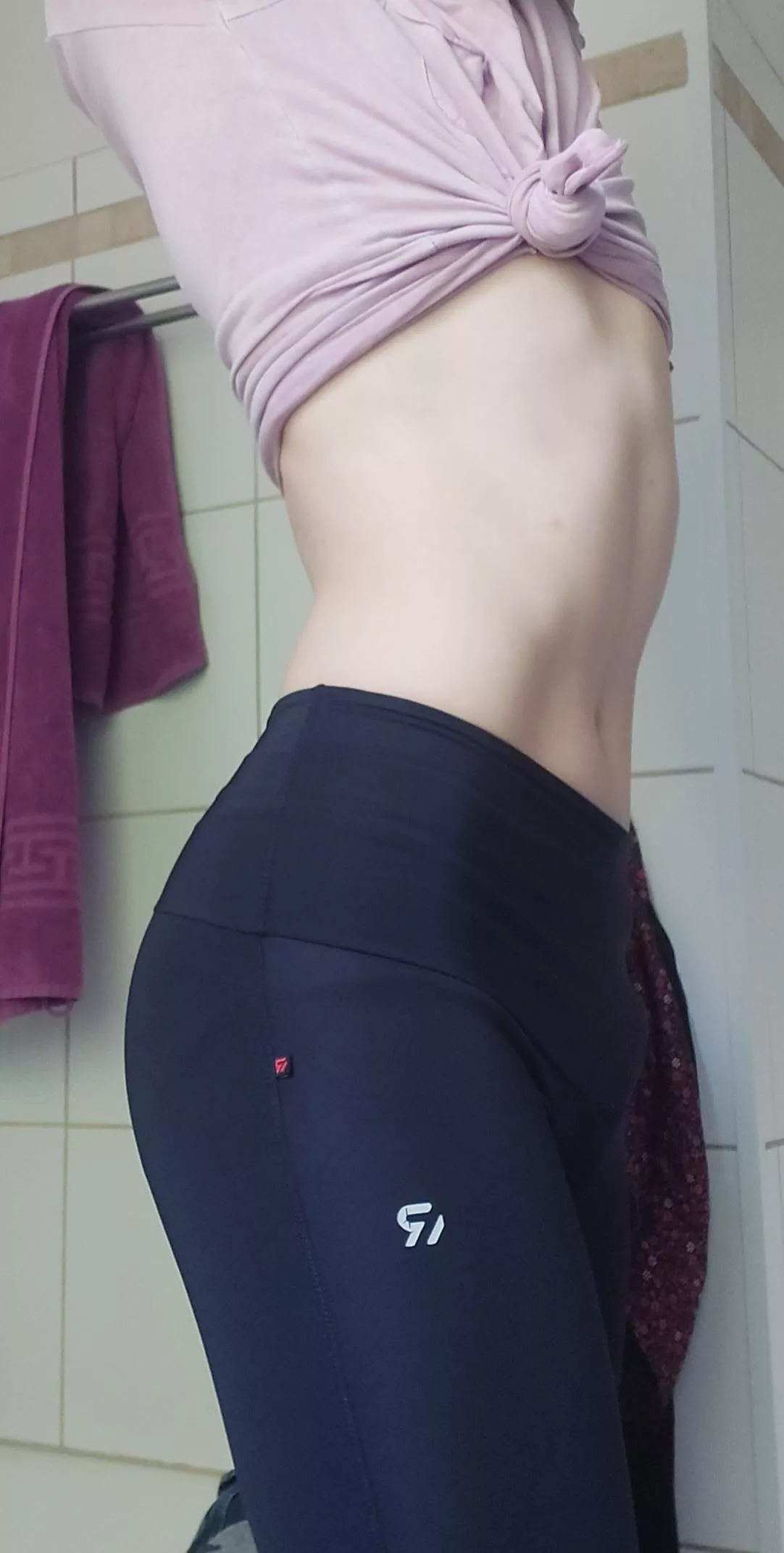 I love the way leggings hug my waist 😊