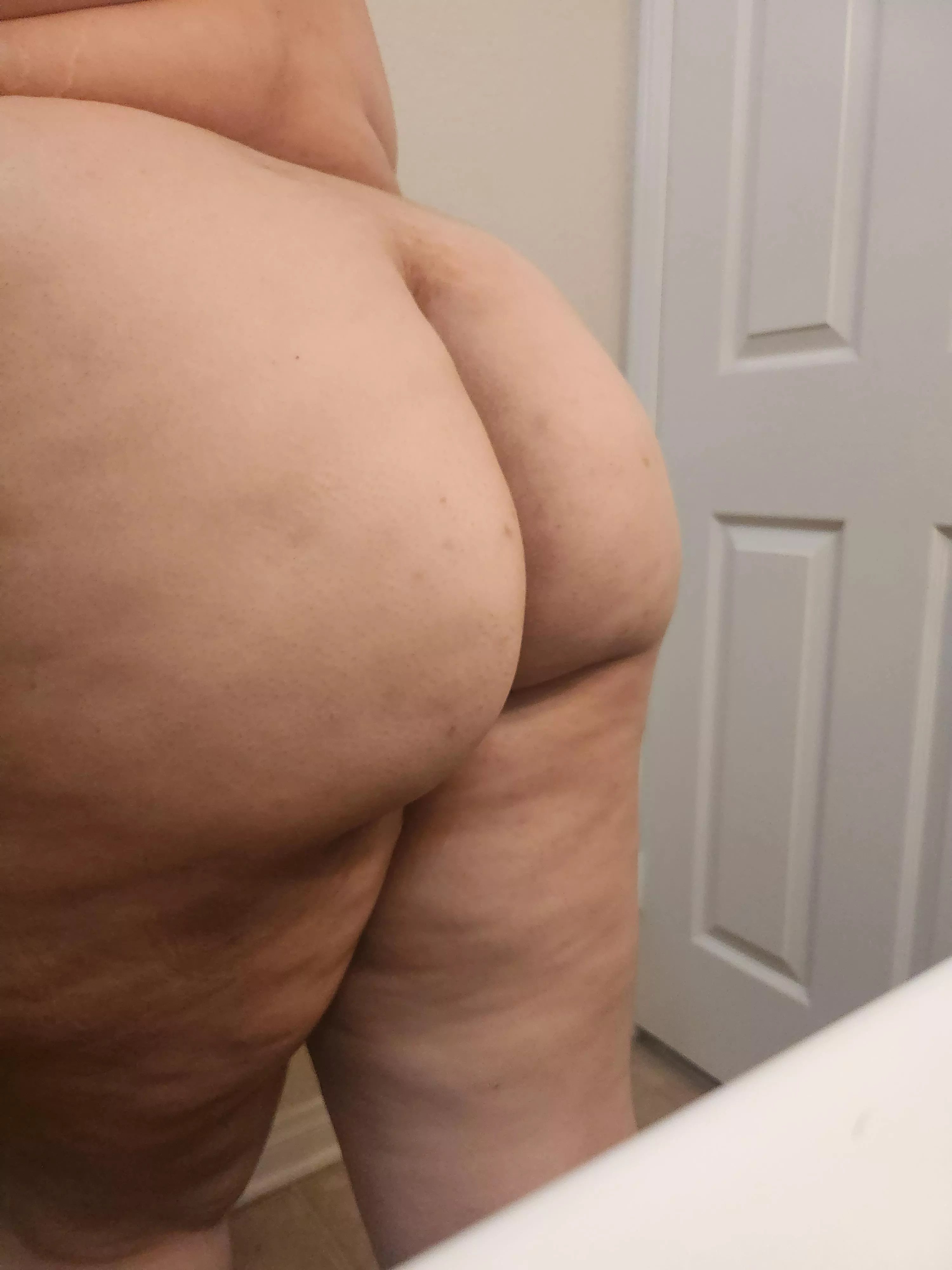 I wish to sit on a face tonight ♥️😋