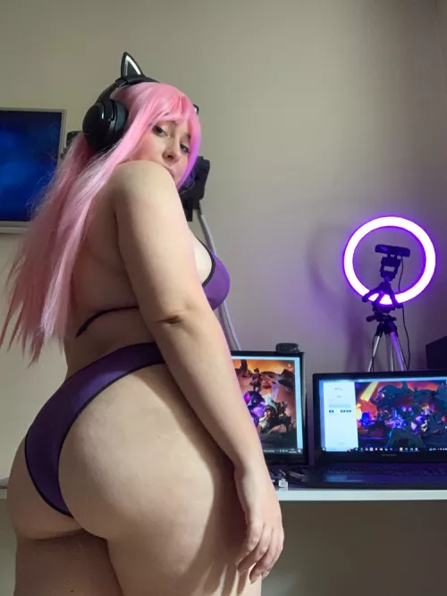 I'll let you eat me out if you carry me in league