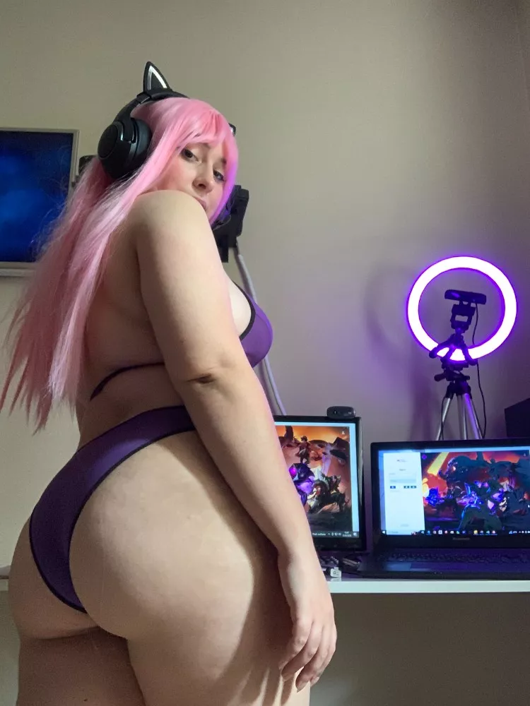 I'll let you eat me out if you carry me in league