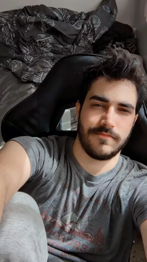 messy hair and sweatpants kind of vibe today. how are you lovelies doing?