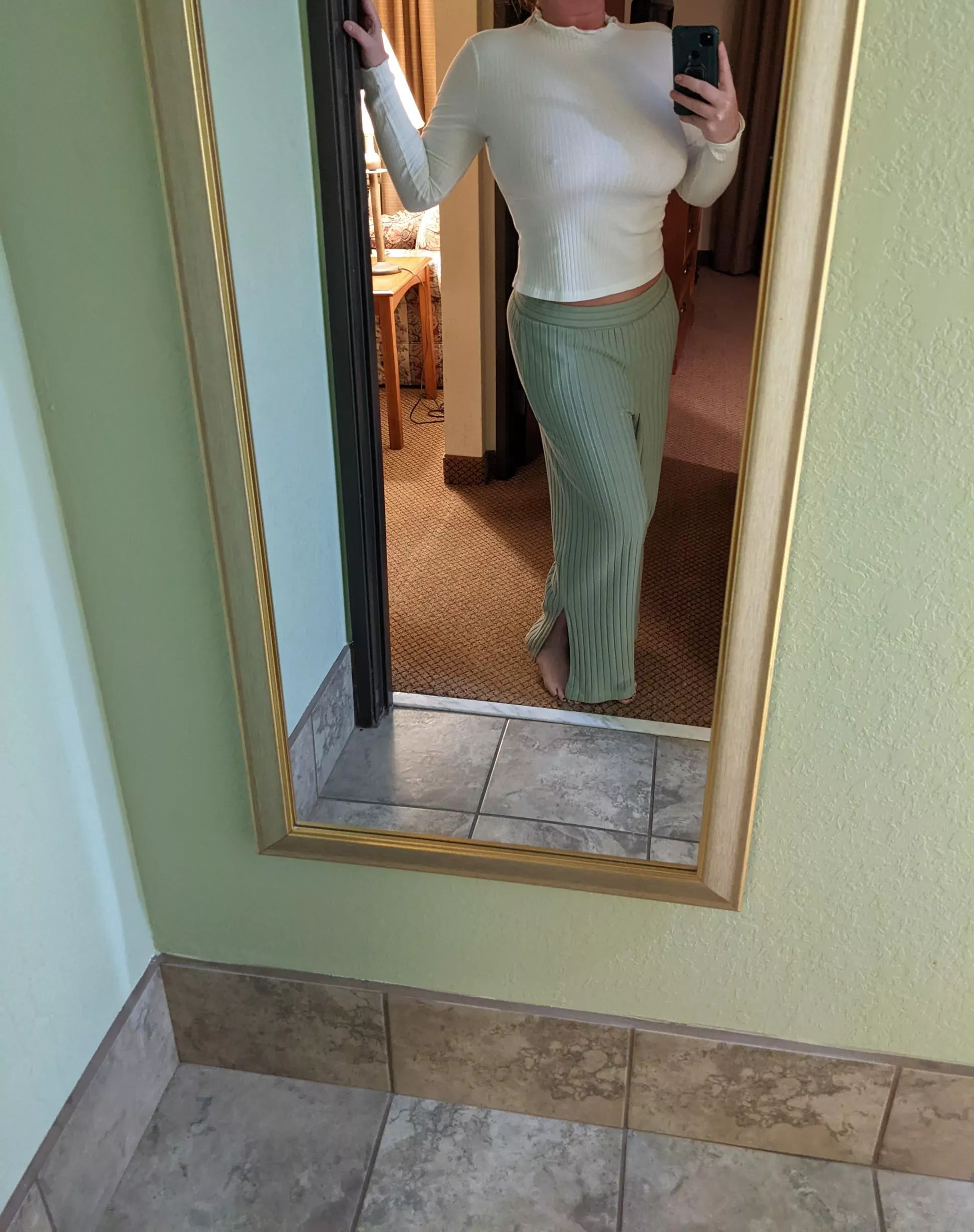 My cozy hotel attire. 🤗