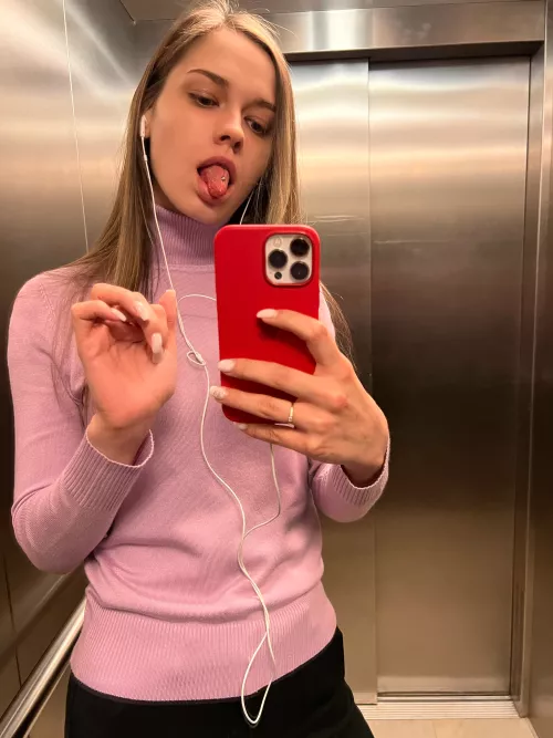 Naughty and in the elevator 😏