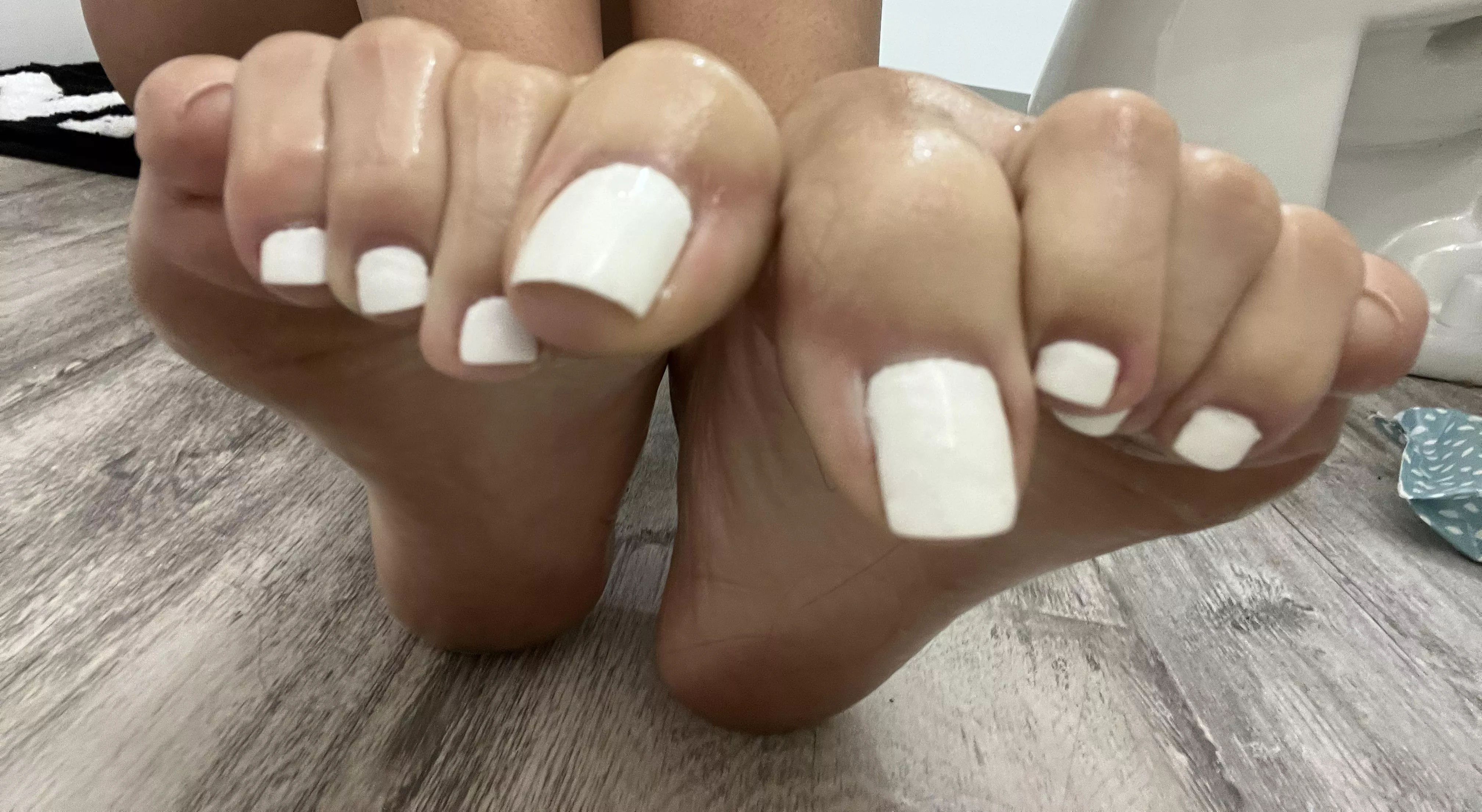 Oiled up my feet after a fresh pedicure🤍 oc