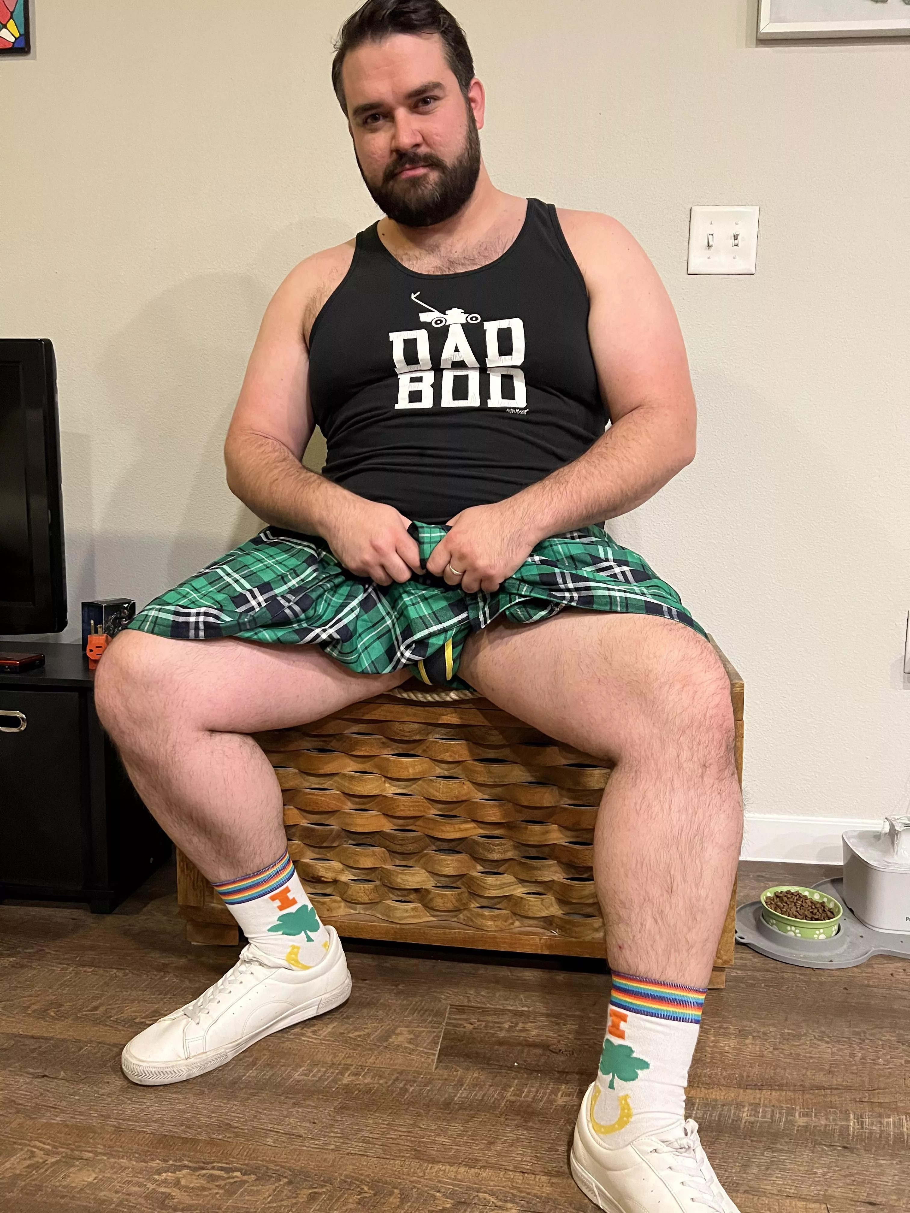 Peeking under the kilt 😙