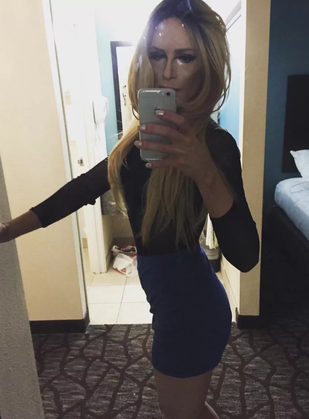 Sissy in Sydney hotel! Looking to be spit roasted, dm me xx