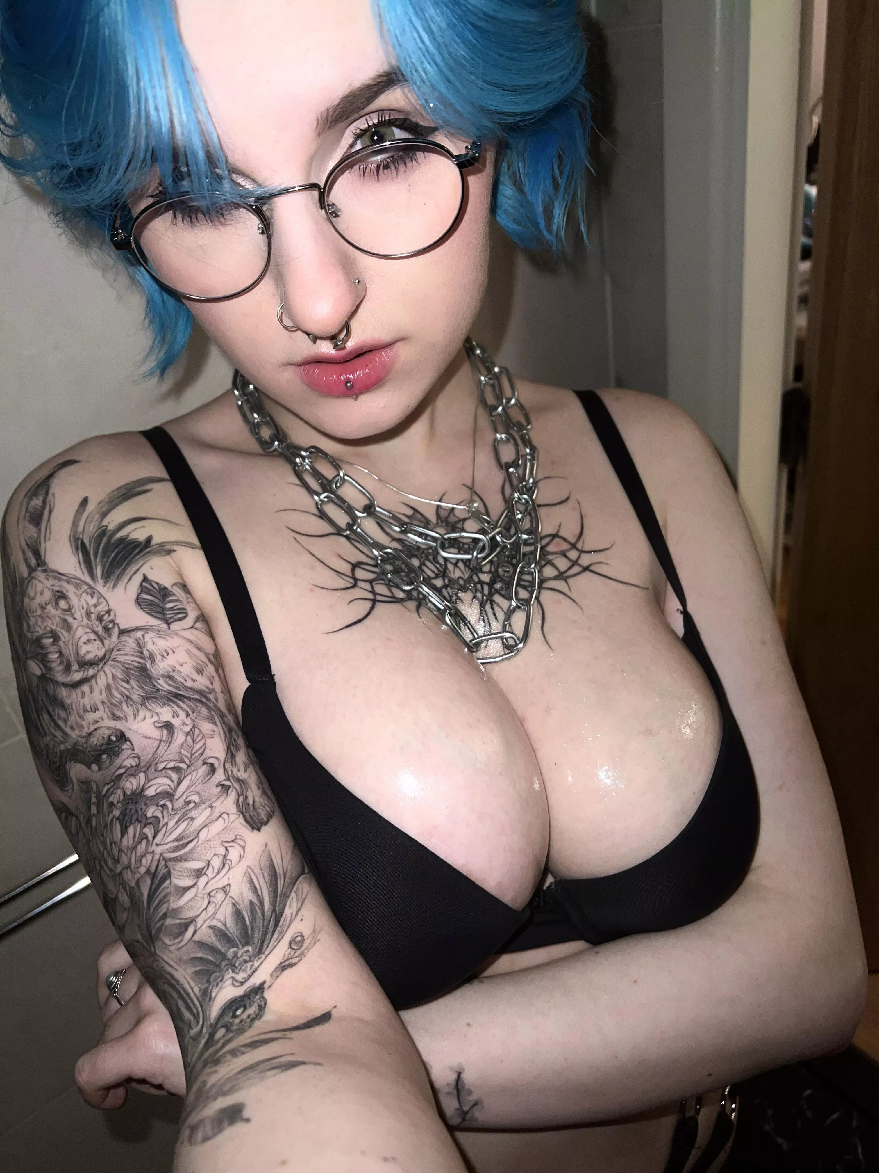 so who here likes oily tiddies? 🖤