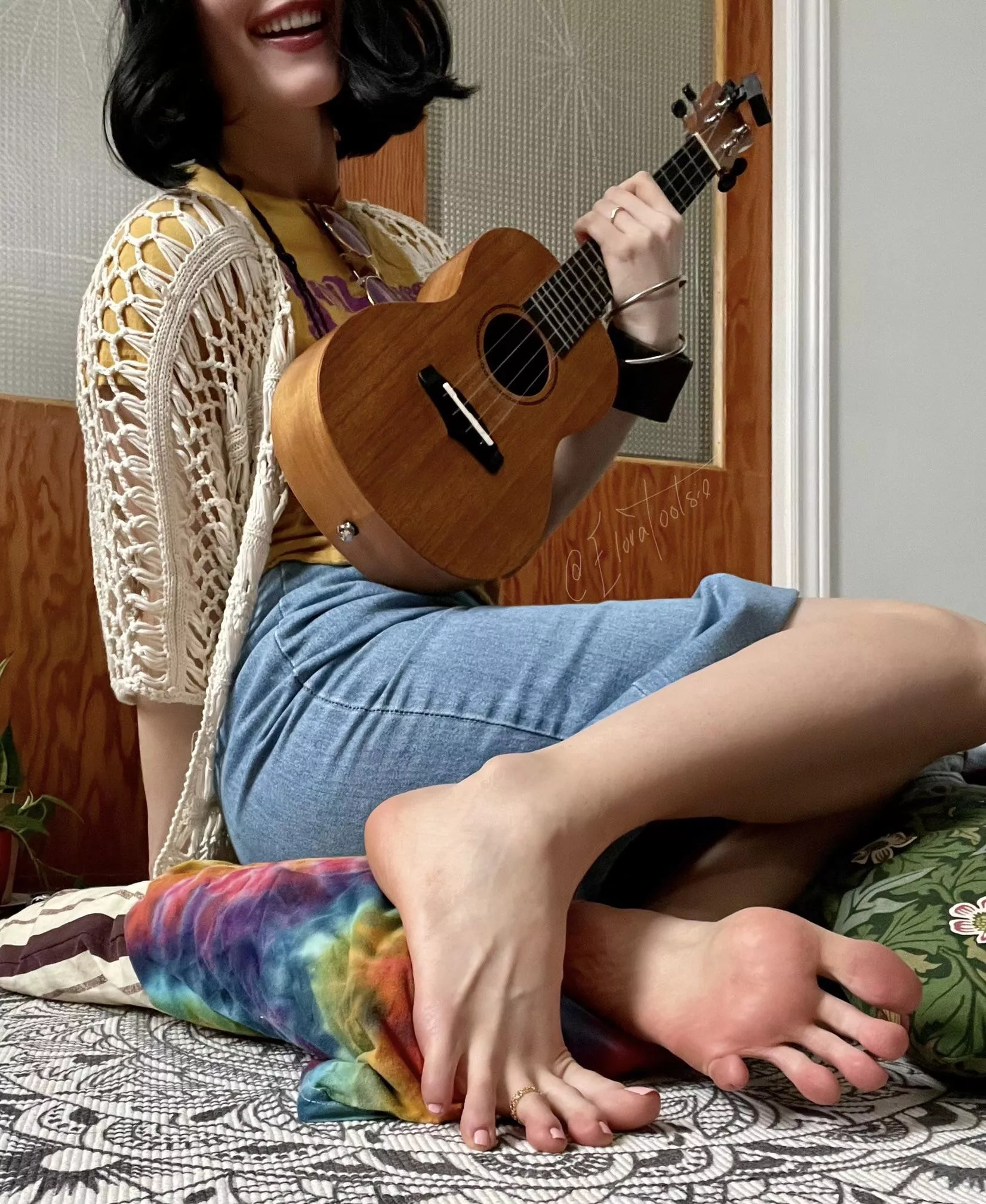 This free spirit is spreading peace, love and her toes