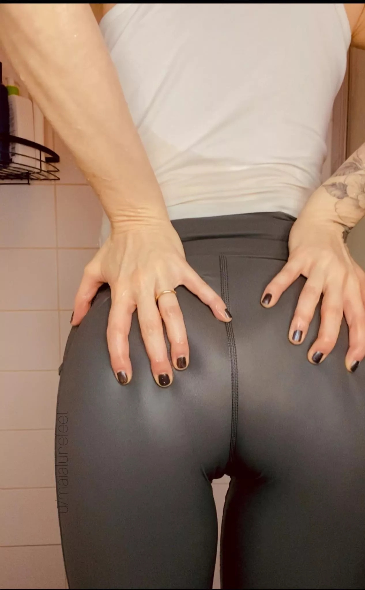Wet leggings just like latex 💦