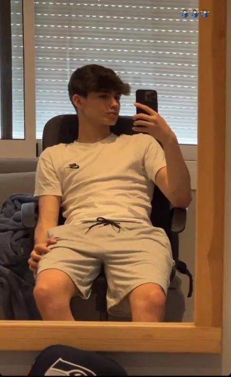 18 bi australia horny af @mail_besser