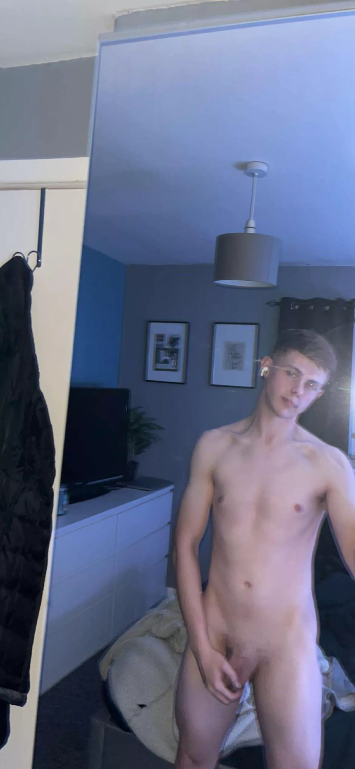 22 Scotland gay, prefer guys older than me. Wanna talk to new people, hmu- Lts_valk