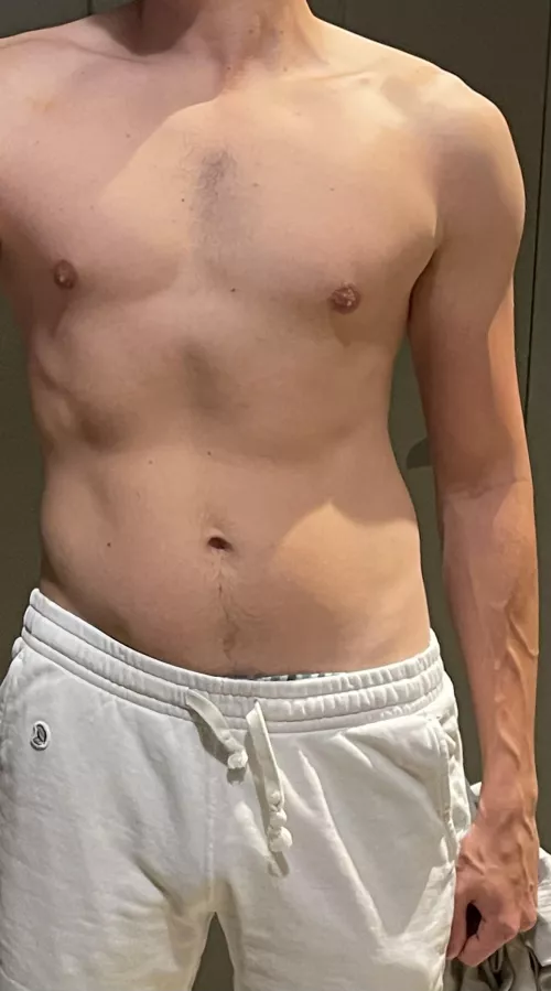 28 hung babyfaced toned American guy, plenty of pics on profile. chat me for my snap