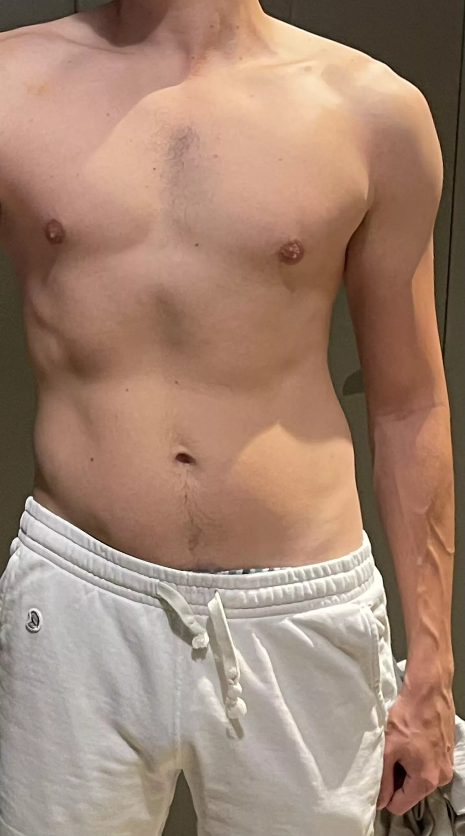 28 hung babyfaced toned American guy, plenty of pics on profile. chat me for my snap