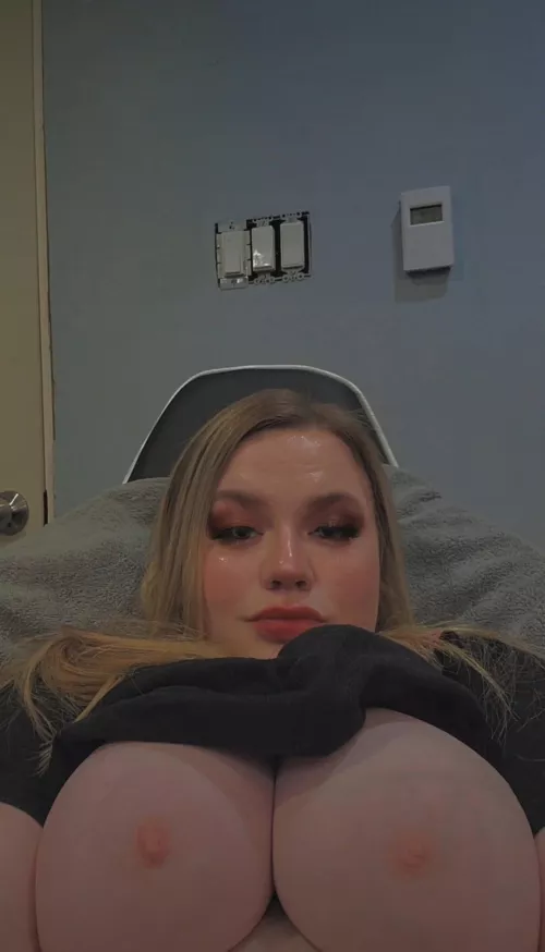 busty, blonde, & bratty💋