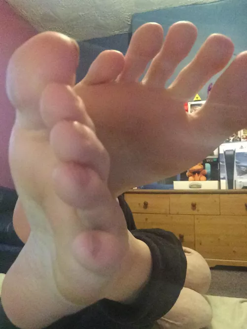 Cum on my feetsies 🥵
