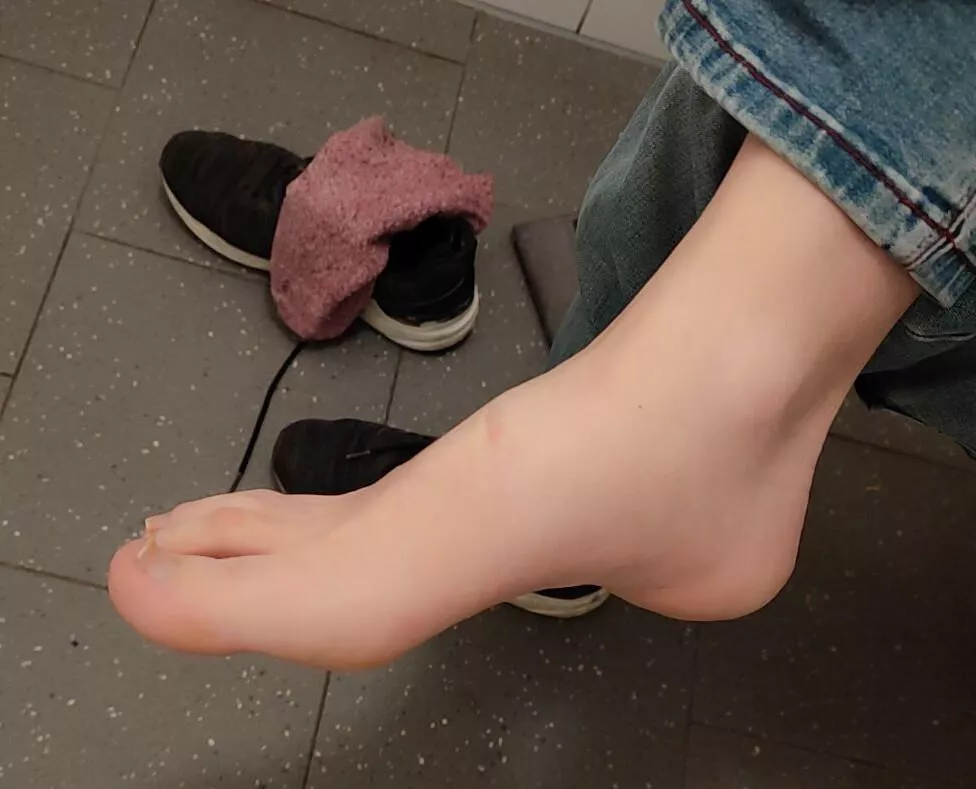 Having a break at work. Give my sweaty feet some love please